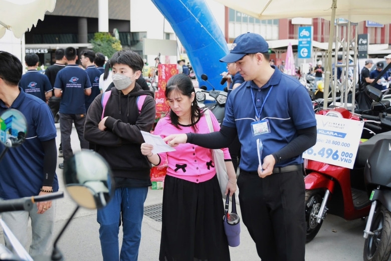 vinfast gia han uu dai giam gia xe 13 thu xang doi dien nen mua